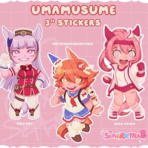 Op de afbeelding: Drie stickers van 7,6 cm met anime-achtige personages met dierenoren. De stickers zijn gelabeld met "UMAMUSUME" en bevatten personages genaamd "GOLD SHIP" en "HARU URARA". De achtergrond is roze met een rasterpatroon.