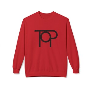 Pode incluir: Um moletom vermelho com um design gráfico preto. O design apresenta as letras "T" e "P" em uma fonte estilizada e conectada. O moletom tem mangas compridas e gola redonda.