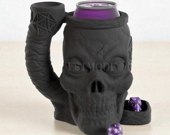 Skull Dice Mug with Horn Handle – Gothic DND Can Cozy, Fantasy Dice Holder Gift, Undead Tabletop Decor, Dungeon Master Gaming Accessory