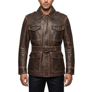 Könnte beinhalten: Eine dunkelbraune Lederjacke in Distressed-Optik mit strukturiertem Kragen, Schulterklappen und vier aufgesetzten Pattentaschen auf der Vorderseite. Die Jacke verfügt über einen passenden Ledergürtel mit Metallschnalle, lange Ärmel und eine Knopfleiste.