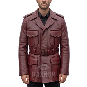 Könnte beinhalten: Burgunderfarbene Lederjacke mit Gürtel und mehreren Taschen. Die Jacke hat einen Kragen und Schulterklappen. Die Jacke ist mittellang und hat einen Knopfverschluss.