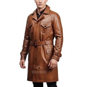 Könnte beinhalten: Ein brauner Ledertrenchcoat mit Gürtel, zwei Brusttaschen und zwei Hüfttaschen. Der Mantel hat einen klassischen Kragen und geknöpfte Manschetten. Der Markenname "RAXNOR" ist unten am Mantel sichtbar.