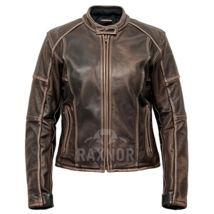Könnte beinhalten: Braune Lederjacke mit Used-Look. Die Jacke hat einen Stehkragen, einen durchgehenden Reißverschluss und mehrere genähte Einsätze. Die Ärmel haben Reißverschlussbündchen. Die Jacke hat einen Vintage-Look.