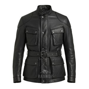 Könnte beinhalten: Schwarze Lederjacke mit Gürtel, vier Vordertaschen und Stehkragen. Die Jacke hat eine Knopfleiste vorne und Schulterpolster. Der Markenname "RAXNOR" ist unten auf der Jacke sichtbar.