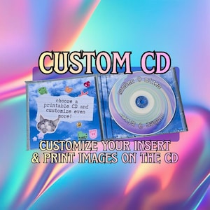 Op de afbeelding: Een doorzichtig plastic CD-doosje met een aangepaste schijf met een spiraalontwerp en de tekst number 9 mixes. De inlay toont een blauwe lucht met wolken, een kattenillustratie en de tekst choose a printable CD and customize even more.