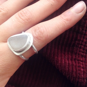 Anello in argento riciclato con vetro di mare, Regno Unito, anello oceano per donna - anello personalizzato per donna