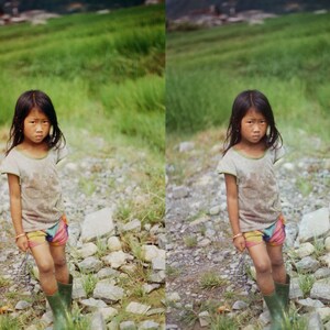 Puede incluir: Una persona joven con una camisa gris y pantalones cortos coloridos se encuentra de pie en un campo de hierba verde. Lleva botas marrones y tiene el pelo oscuro.