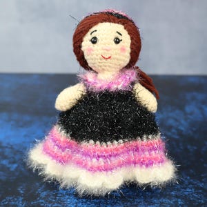 Bambola fatta a mano all&#39;uncinetto con abito nero e rosa / Peluche in lana amigurumi / Regalo carino per bambini, baby shower, decorazioni per la cameretta dei bambini