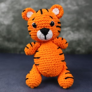 Tigre de crochê feito à mão | Pelúcia de tigre de lã amigurumi | Presente fofo de pelúcia para crianças | Decoração de berçário com animais da selva | Boneco de tigre de pelúcia