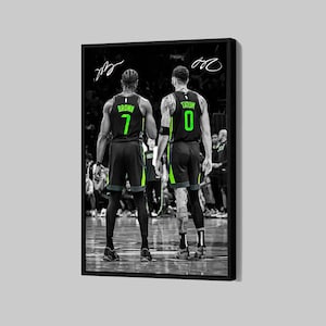 Puede incluir: Impresión enmarcada en blanco y negro con dos jugadores de baloncesto con uniformes negros y verdes, con los nombres Brown y Tatum y sus números de camiseta 7 y 0. Los jugadores están en una cancha de baloncesto.
