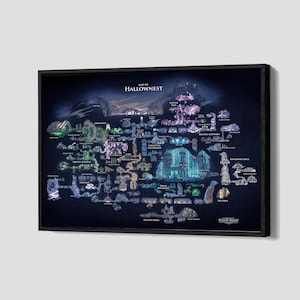 Puede incluir: Mapa enmarcado de Hallownest, un mundo ficticio. El mapa presenta ilustraciones detalladas de varios lugares en tonos de azul, verde y morado sobre un fondo oscuro. El título "MAP OF HALLOWNEST" se muestra en la parte superior. El marco es negro.
