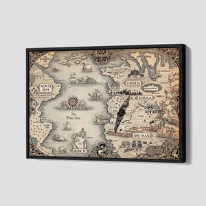 Peut inclure: Une impression encadrée d'une carte avec une bordure noire. La carte est en tons sépia, représentant un monde fantastique avec des illustrations détaillées de navires, d'îles et de caractéristiques géographiques. Le texte comprend "The True Sea", "Novyi Zem" et "Kerch".