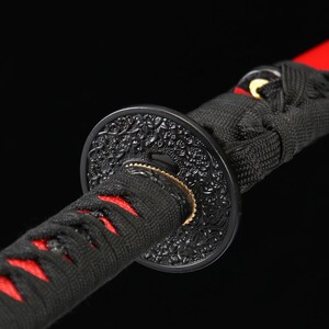 Handwerklich geschmiedete Rote Klinge Katana: Floral gravierter Schutz, Damast-Stahl Display-Schwert Bild 5