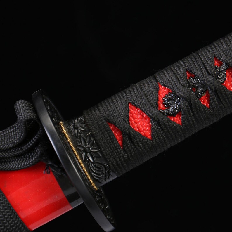 Handwerklich geschmiedete Rote Klinge Katana: Floral gravierter Schutz, Damast-Stahl Display-Schwert Bild 15