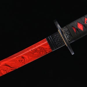 Handwerklich geschmiedete Rote Klinge Katana: Floral gravierter Schutz, Damast-Stahl Display-Schwert Bild 12