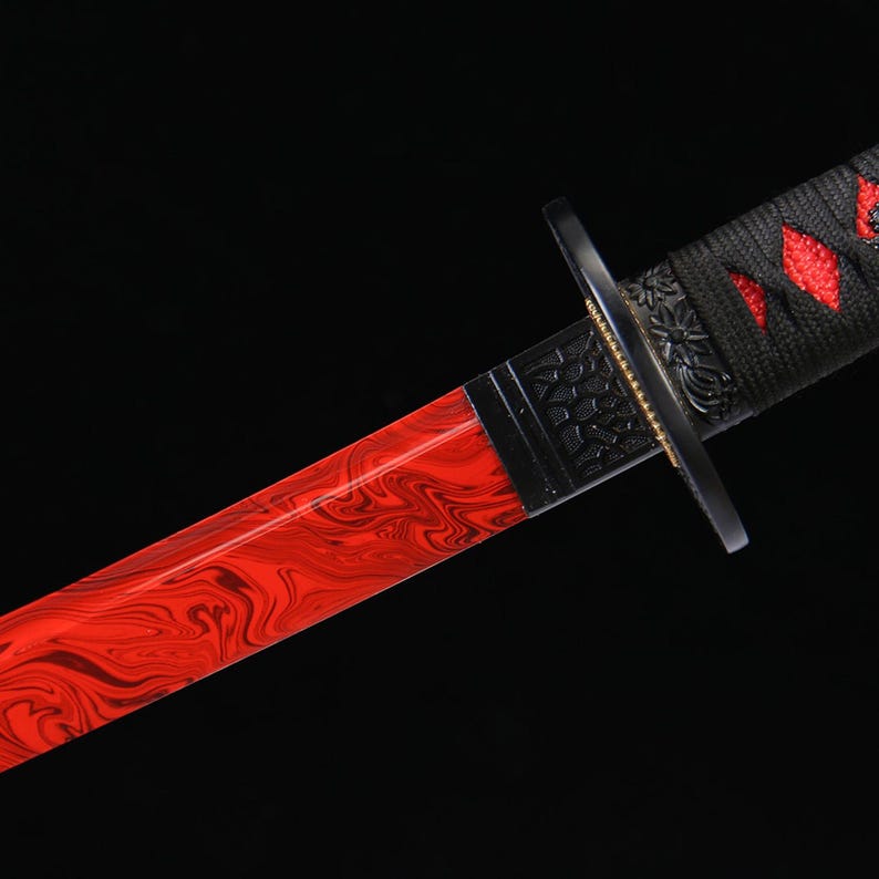 Handwerklich geschmiedete Rote Klinge Katana: Floral gravierter Schutz, Damast-Stahl Display-Schwert Bild 12