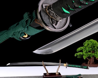 Katana artigianale con dettagli in smeraldo, pezzo da collezione ispirato alla tradizione giapponese, realizzata in acciaio 1065.
