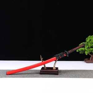 Handwerklich geschmiedete Rote Klinge Katana: Floral gravierter Schutz, Damast-Stahl Display-Schwert Bild 8