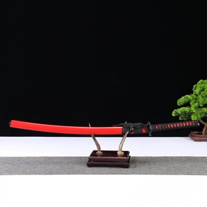 Handwerklich geschmiedete Rote Klinge Katana: Floral gravierter Schutz, Damast-Stahl Display-Schwert Bild 7