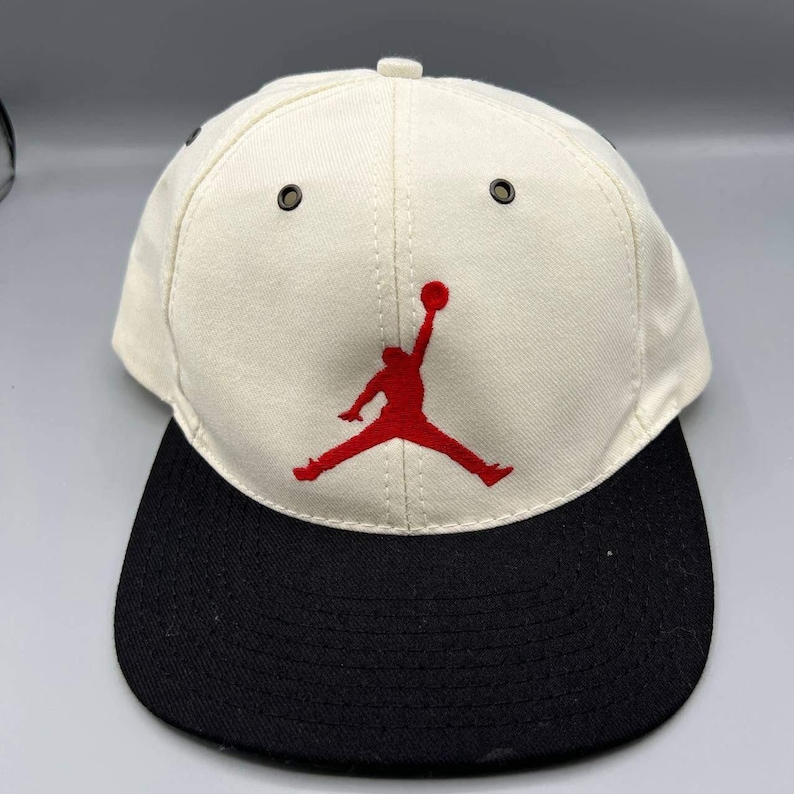Gorra vintage Air Jordan 45 para hombre, color blanco y negro, con cierre a presión de Nike. imagen 1