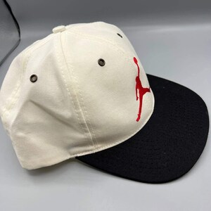 Gorra vintage Air Jordan 45 para hombre, color blanco y negro, con cierre a presión de Nike. imagen 4