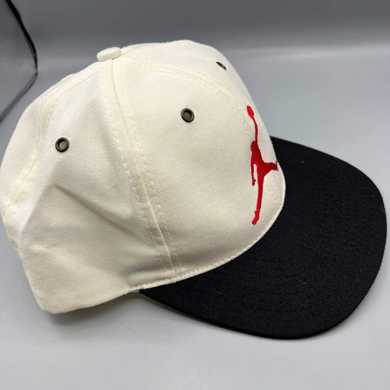 Gorra vintage Air Jordan 45 para hombre, color blanco y negro, con cierre a presión de Nike. imagen 4