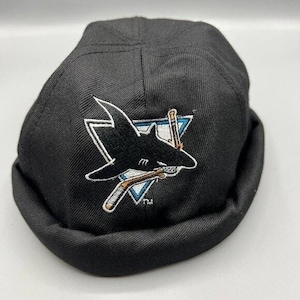 Puede incluir: Una taza de cerámica blanca con un asa negra y el texto "But First, Coffee" en negro y negrita. La taza está sobre una superficie blanca.