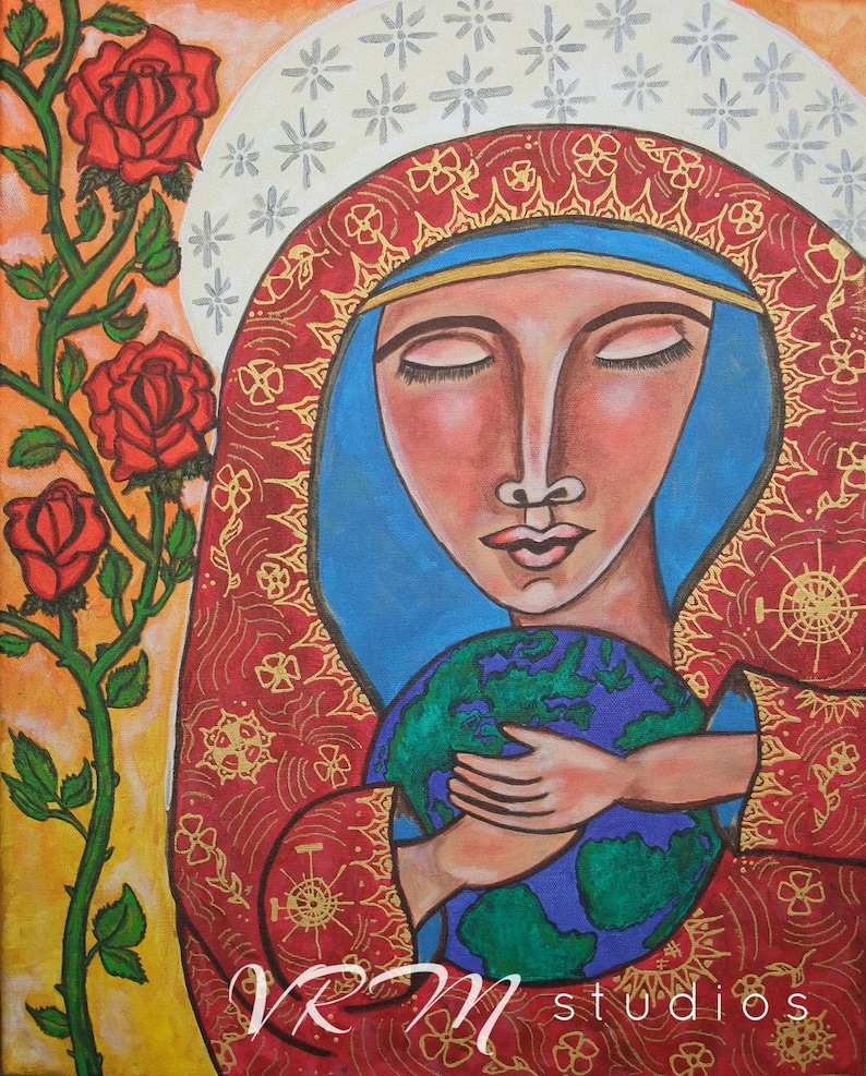K&ouml;nnte beinhalten: Ein Gem&auml;lde einer Frau mit geschlossenen Augen, die einen Globus h&auml;lt. Sie tr&auml;gt eine blaue Kopfbedeckung und ein rotes Gewand mit goldenen Mustern. Links ist ein Rosenbusch mit roten Rosen. Der Text "VRM studios" befindet sich unten.