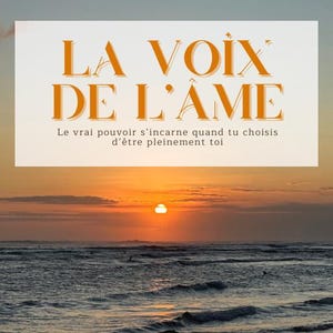 Puede incluir: Un atardecer escénico sobre el océano con una playa de arena en primer plano. El cielo transiciona de azul a naranja y amarillo. Una pancarta rectangular muestra el texto "LA VOIX DE L'ÂME" en naranja, con un texto más pequeño debajo.