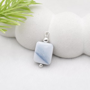 Colgante de ópalo azul chapado en plata con alambre envuelto – Charm rectangular de piedra preciosa de 10 mm para la fabricación de joyas