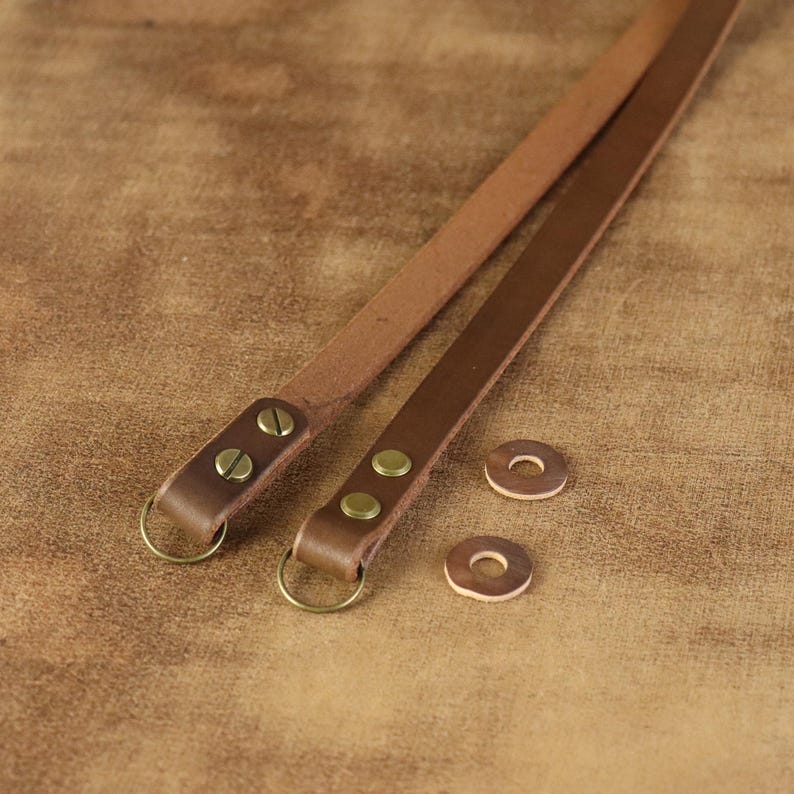Peut inclure: Ensemble de trois tasses en c&eacute;ramique avec une finition mate et mouchet&eacute;e. Les tasses sont de couleur cr&egrave;me, gris clair et gris fonc&eacute;. Chaque tasse a un design simple et minimaliste, id&eacute;al pour le caf&eacute; ou le th&eacute;.