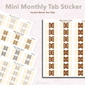 Könnte beinhalten: Mini-Monats-Tab-Aufkleber mit vertikalen Monatstext-Tabs. Die Tabs sind in Braun- und Beigetönen gehalten, mit den Monatsnamen in einer Serifenschrift. Die Aufkleber sind mit dem Text "Mini Index Tabs" und einem Produktcode versehen.