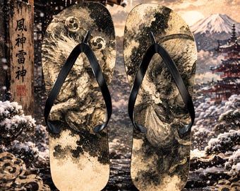 Könnte beinhalten: Ein Paar Flip-Flops mit einem schwarz-goldenen Grafikdruck der japanischen Gottheiten Fujin und Raijin. Die Sandalen haben schwarze Gummiriemen und ein strukturiertes Fußbett mit einer Darstellung traditioneller Figuren in Wolken.