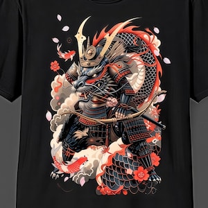 Puede incluir: Camiseta negra con un diseño de inspiración japonesa de un guerrero dragón-samurái. La obra de arte incluye carpas koi, flores de cerezo y un arco. El dragón está vestido con armadura, con detalles rojos y dorados. El diseño está sobre un fondo de nubes.
