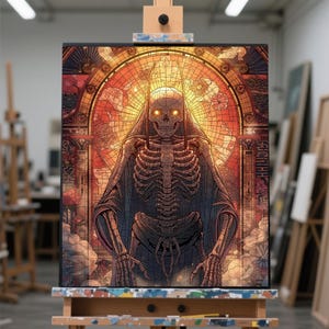 Op de afbeelding: Een ingelijste canvas print met een skeletfiguur met gloeiende gele ogen, tegen een achtergrond in glas-in-loodstijl van warme rood-, oranje- en geeltinten. Het kunstwerk wordt tentoongesteld op een houten ezel in een atelier.