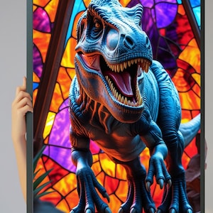 以下が含まれることがあります： 青いティラノサウルスレックスが口を開け、鋭い歯とピンクの舌を見せている額入りのプリント。恐竜はカラフルなステンドグラスの背景に配置されています。フレームは暗いです。