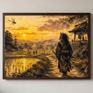 以下が含まれることがあります： 黄金色の夕日が沈む田園風景を描いた額装アートプリント。伝統的な柄の着物を着た狼のような姿の人物が小道を歩いている。木造の鐘楼、田んぼ、鳥居、トンボが描かれている。