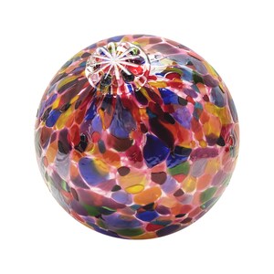 Peut inclure: Une boule de Noël en verre colorée avec un motif de confettis multicolores. La boule est ronde et a une petite ouverture en haut.