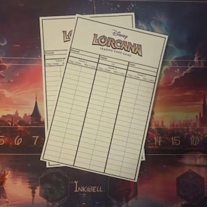 Puede incluir: Dos hojas de puntuación blancas de Disney Lorcana Trading Card Game. Las hojas tienen un diseño de cuadrícula para rastrear los detalles del juego. El fondo presenta un colorido paisaje de fantasía con un paisaje urbano y un gran planeta.