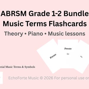 以下が含まれることがあります： 「ABRSM Grade 1-2 Bundle Music Terms Flashcards」のテキストが入った薄いピンク色の背景。画像には「Theory」、「Piano」、「Music lessons」の文字が含まれています。「Presto」と「fast」という単語が書かれた3枚の白いフラッシュカードがあります。「60+ Essential Music Terms & Symbols」というテキストも表示されています。