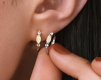 Pendientes de aro con ópalo en plata de ley, diseño minimalista y delicado.