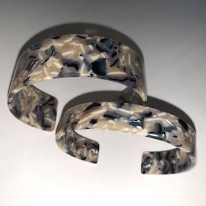 Anpassat polynesiskt armband i konstsköldpaddsskal