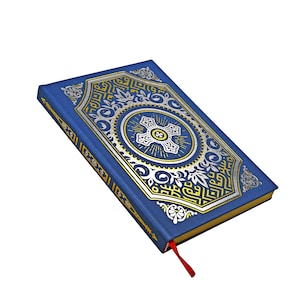 Könnte beinhalten: Ein blaues Hardcover-Buch mit goldenen und silbernen dekorativen Akzenten. Das Cover zeigt ein zentrales Kreuzdesign in einem Kreis, umgeben von verzierten Mustern. Ein rotes Lesezeichen ist sichtbar.