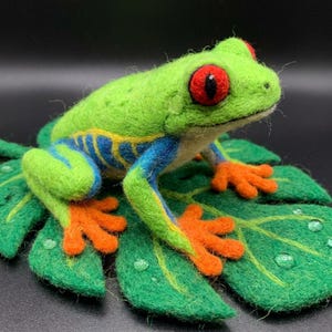 Handmade Needle Felted Wool Frog Figurine, Miniature Rainforest Animal Decor
