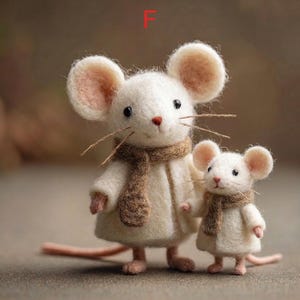 Peut inclure: Deux souris en feutre faites &agrave; la main, une grande et une petite, v&ecirc;tues de manteaux blancs et d'&eacute;charpes marron. Les souris ont des oreilles, des nez et des pieds roses, avec de longues moustaches. La plus grande souris se tient &agrave; c&ocirc;t&eacute; de la plus petite, lui tenant la main.