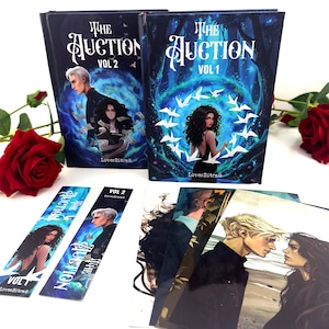 Puede incluir: Dos libros de tapa dura y varios marcadores con el título "The Auction" e ilustraciones de personajes. Las portadas de los libros son de color azul oscuro con texto e imágenes en blanco. Los marcadores e impresiones presentan obras de arte similares.