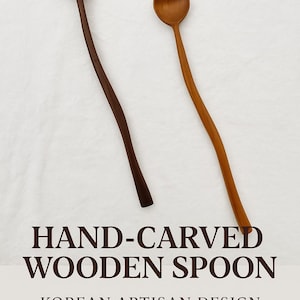 Puede incluir: Dos cucharas de madera talladas a mano con cuencos en forma de corazón. Una es de color marrón oscuro, la otra marrón claro. Las cucharas tienen mangos largos y delgados. El texto de la imagen dice "HAND-CARVED WOODEN SPOON" y "KOREAN ARTISAN DESIGN."