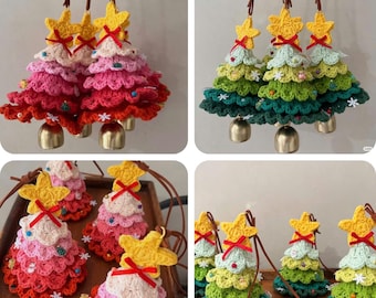 Puede incluir: Adornos de árbol de Navidad tejidos a ganchillo en varios colores, incluyendo rojo, rosa y verde. Cada árbol tiene una estrella amarilla, un lazo rojo y una pequeña campana dorada. Los adornos están suspendidos por cuerdas de cuero marrón.
