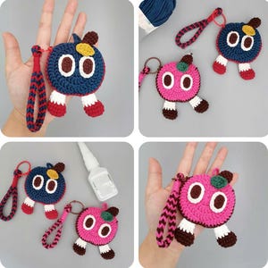 Peut inclure: Porte-clés crochetés bleus et roses, chacun avec un corps rond, des yeux blancs, de petits pieds et un dessus décoratif. Les porte-clés ont des lanières de poignet assorties en rouge et bleu ou rose et marron.