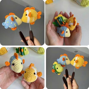 Könnte beinhalten: Handgehäkelte Fische in Blau, Gelb und Grün mit orangefarbenen Flossen. Diese kleinen, detaillierten Fische haben ein skurriles, aquatisches Thema. Jeder Fisch ist an einem Holzstab befestigt und misst etwa 7 cm.